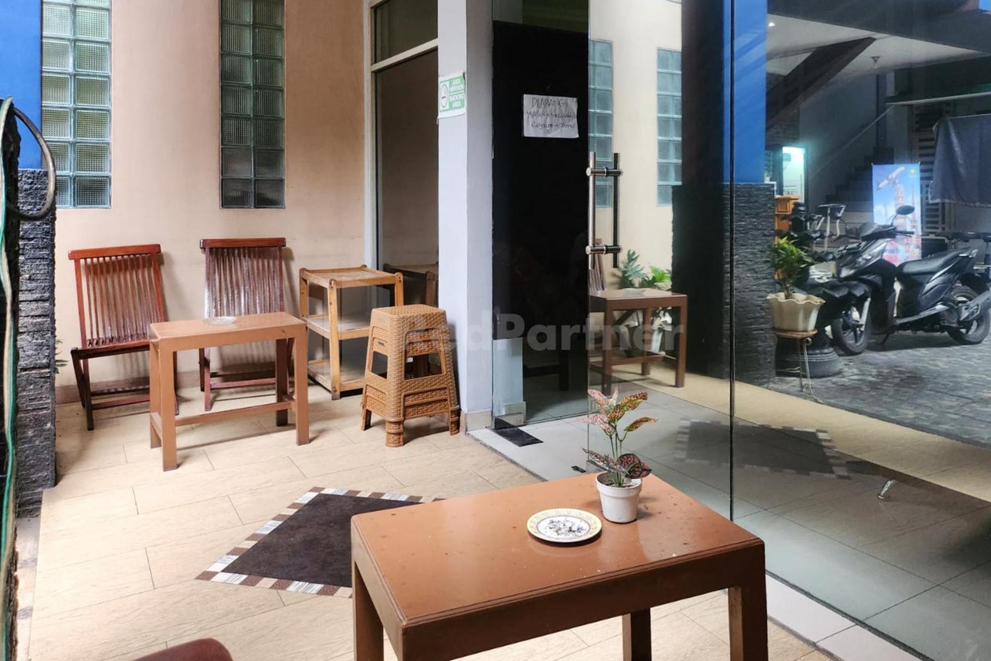 Puspita Homestay Mitra Reddoorz Bekasi Exterior photo