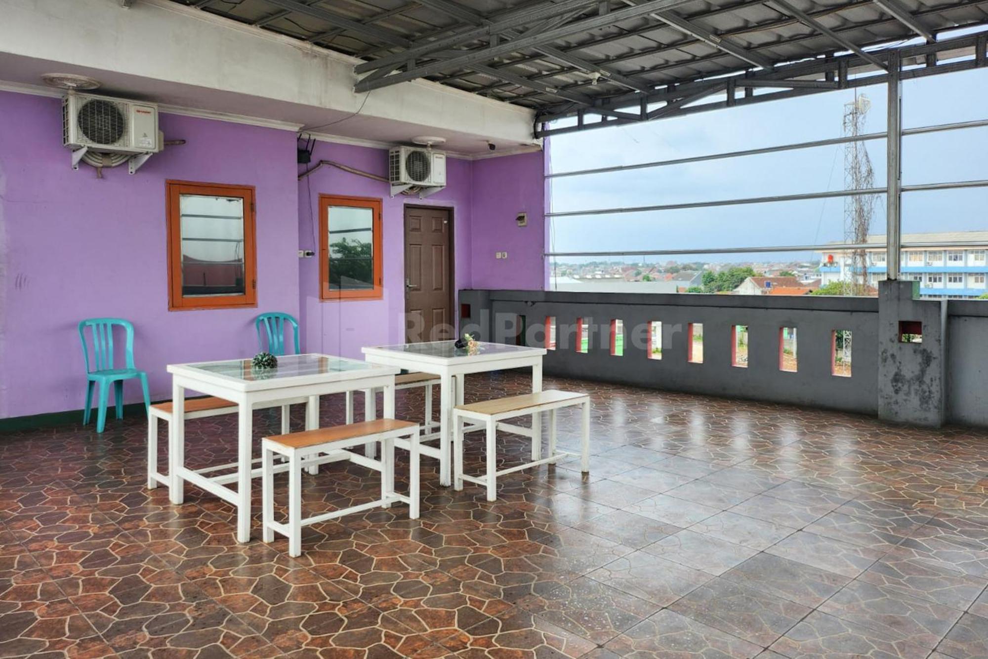 Puspita Homestay Mitra Reddoorz Bekasi Exterior photo