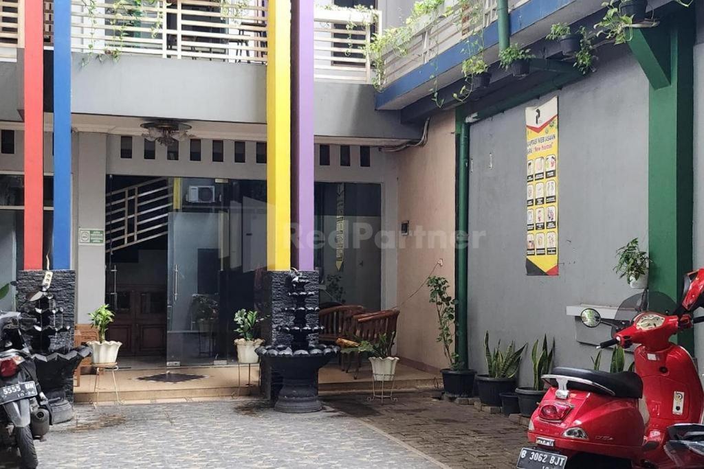 Puspita Homestay Mitra Reddoorz Bekasi Exterior photo